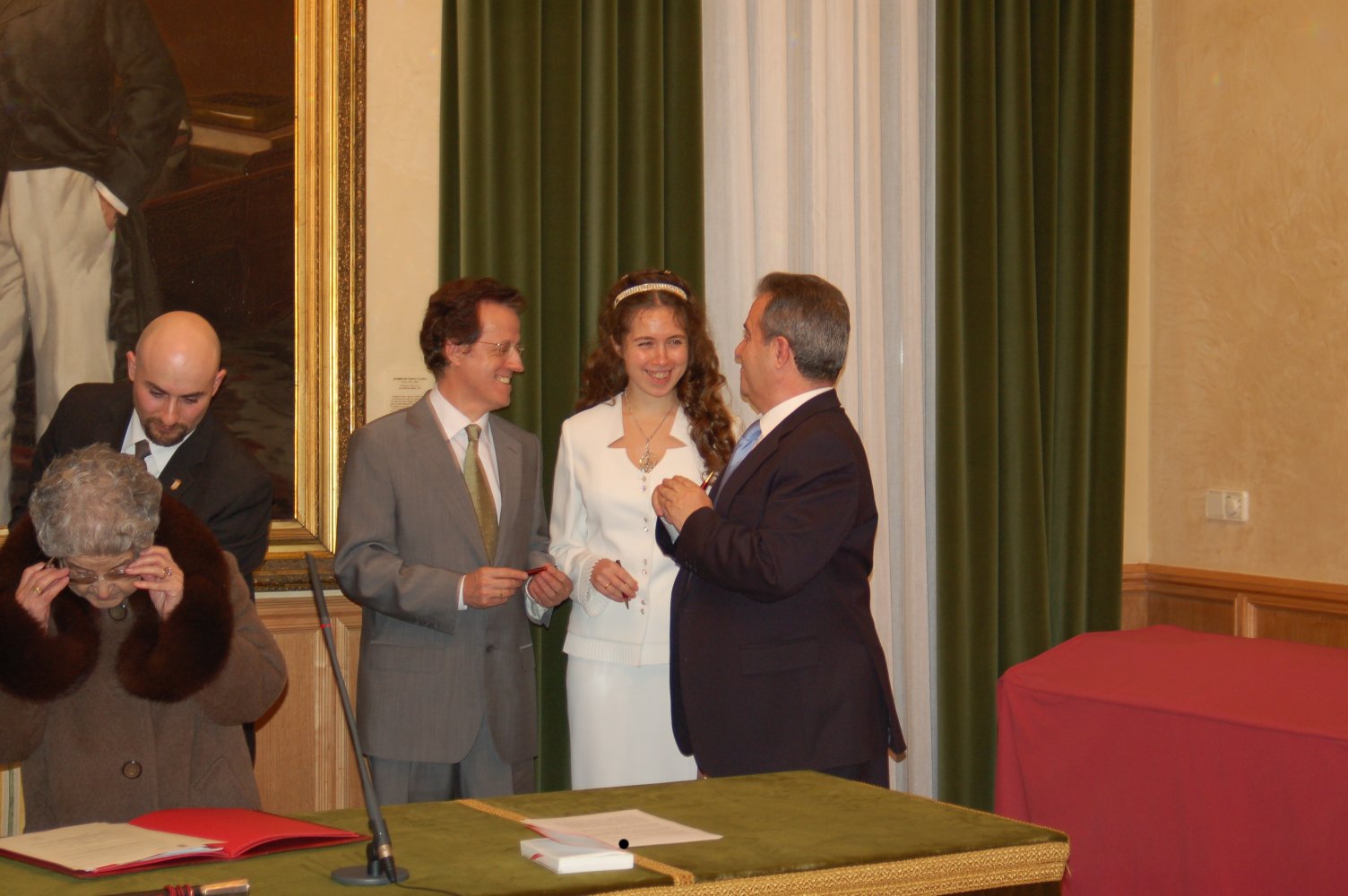 Doña Fidela, consejal, Antonio, Lenka, y Pepe