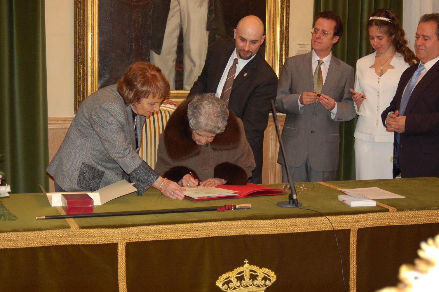 Alcaldesa, Doña Fidela, consejal, Antonio, Lenka, y Pepe