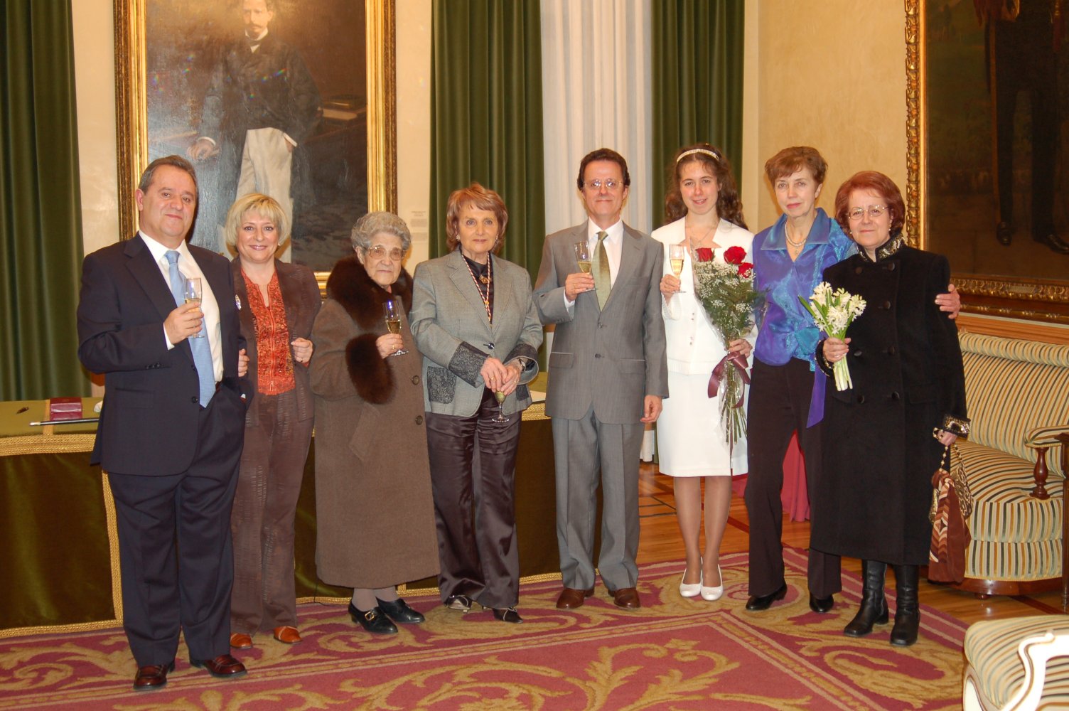 Pepe, Luisa, Doña Fidela, alcaldesa, Antonio, Lenka, Irina, y Aurora